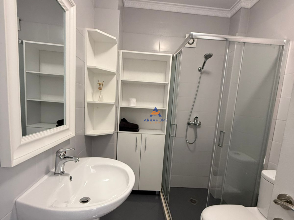 JEPET APARTAMENT ME QERA 2+1+BALLKON "UNAZA E RE" 600 EURO.