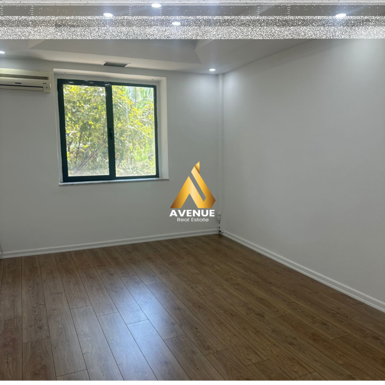 Business premises for rent by the road – Zogu I Boulevard