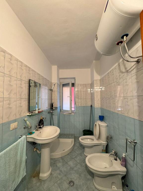 Ofrohet për shitje një apartament i mobiluar në mënyrë moderne, i pozicionuar në zonën ekskluzive të Lungomares