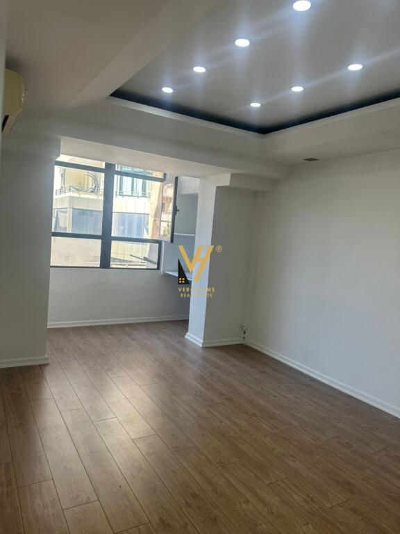 JEPET AMBIENT BIZNESI 119 M2 ME QIRA TE BULEVARDIT ZOGU I, 1.500 EURO