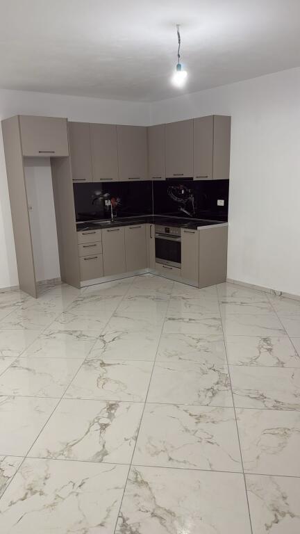 Scuola Bajram Curri Casa 2+1 in Affitto Più Parcheggio