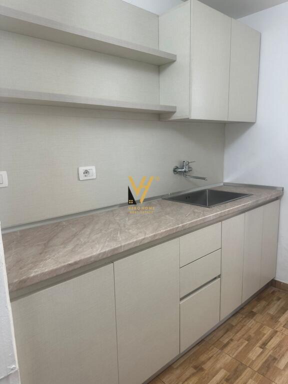 JEPET AMBIENT BIZNESI 119 M2 ME QIRA TE BULEVARDIT ZOGU I, 1.500 EURO