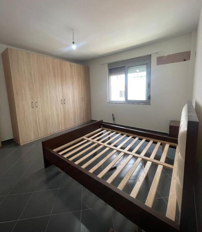 Qera 2+1+2 , 350 Euro Liqeni Thate