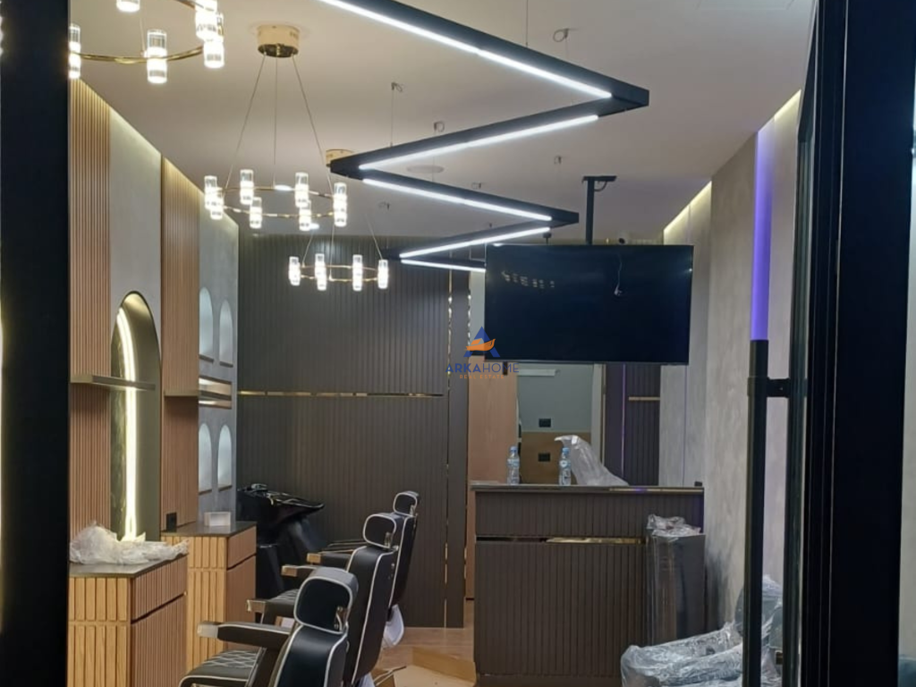 AFFITTASI LOCALE COMMERCIALE BARBERSHOP 40M2 " KOMUNA E PARISIT" 950 EURO.