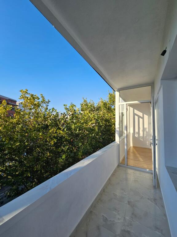 Shitet apartament 1+1 ne qender prane xhamise.