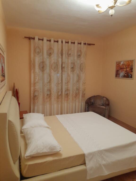 Jepet me Qera Apartament 2+1 tek Mozaiku, pranë 21 Dhjetorit.