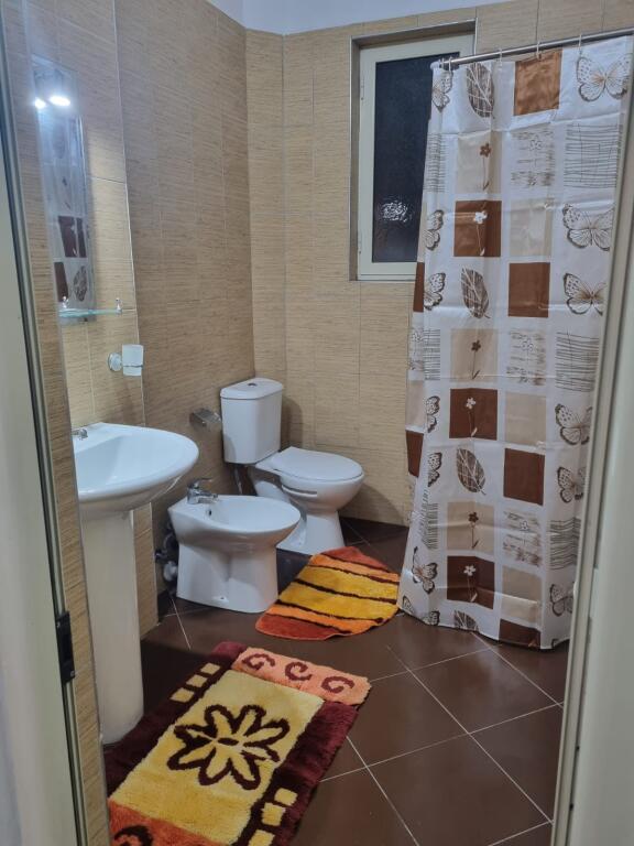 Jepet me Qera Apartament 2+1 tek Mozaiku, pranë 21 Dhjetorit.