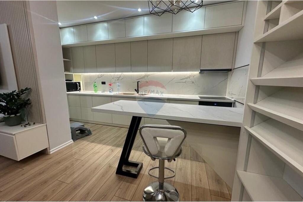 Jepet me qira Apartament 3+1 në Fresk