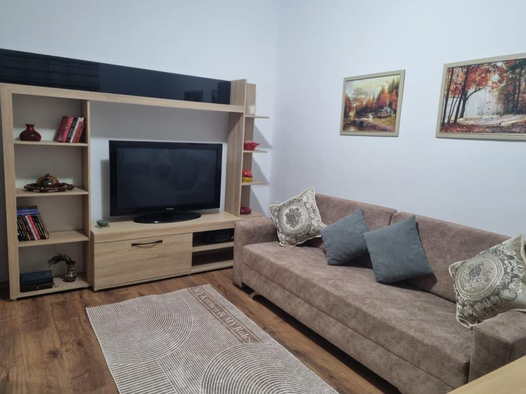 Jepet me Qera Apartament 2+1 tek Mozaiku, pranë 21 Dhjetorit.