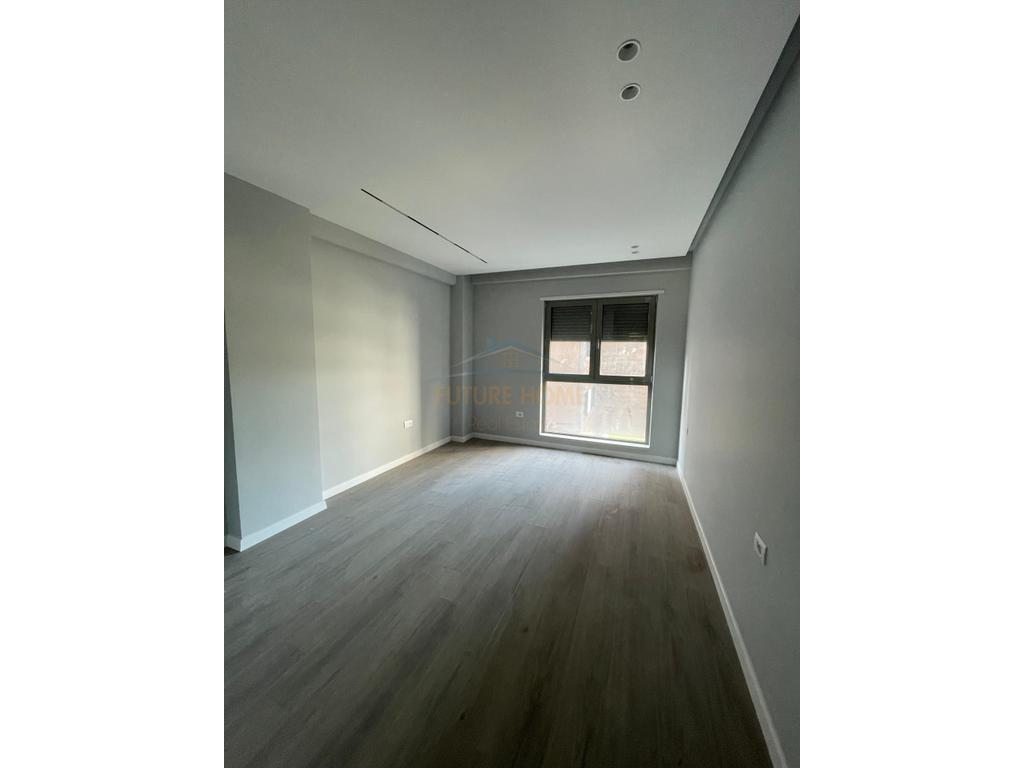 Shitet Apartament 1+1, Pazar i Ri