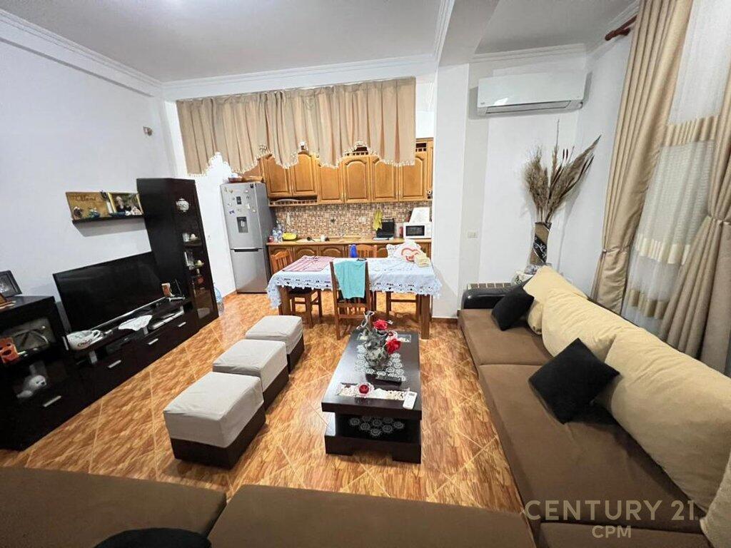 Affittasi Villa su 2 piani in Ali Demi, Tirana