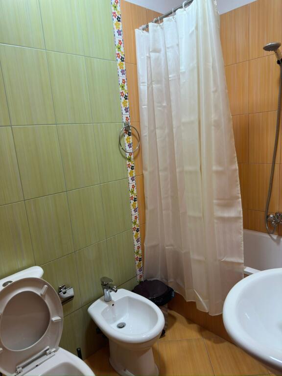 🏢A pochi minuti da Venue Clab, Via Selman Riza, affittasi appartamento arredato 2+1+2. 50.000 Leke