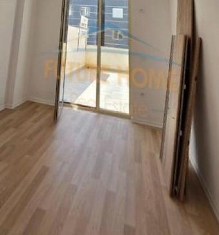Shitet Apartament 2+1+2 me Verandë &amp; Parkim – Kompleksi Tom Doshi, Shkozë