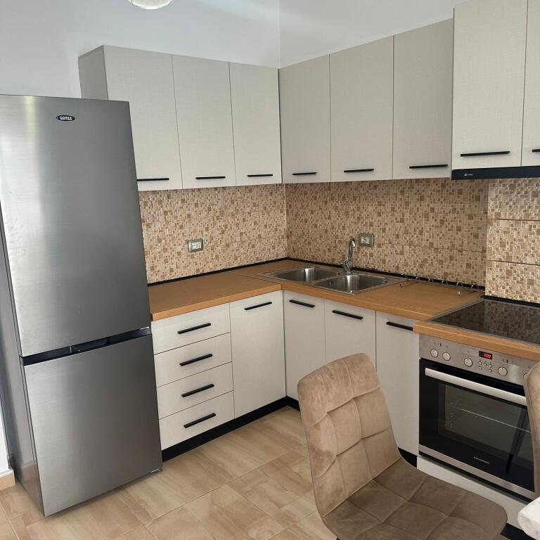🏢A pochi minuti da Venue Clab, Via Selman Riza, affittasi appartamento 3+1+2+veranda 70.000 Leke