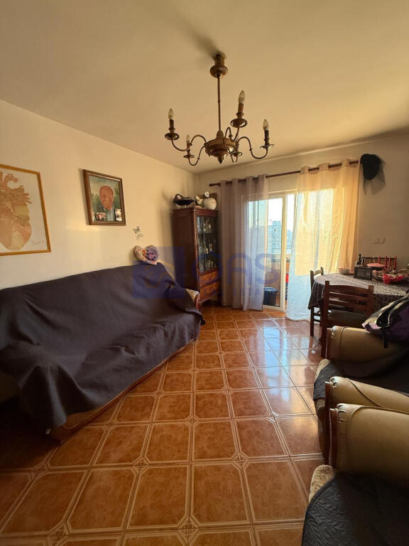 Jepet me qera apartament 2+1 pran Stacionit te Trenit.