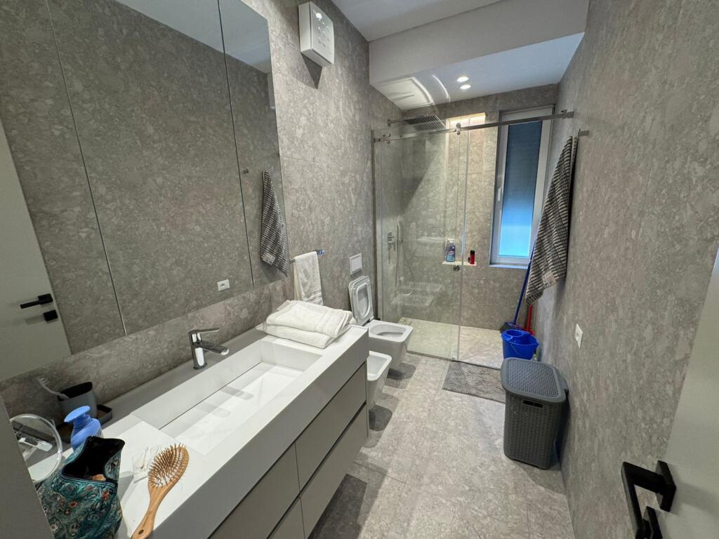 🚪Appartamento 1+1 in affitto  📍Indirizzo: Kodra Diellit 1 💶Prezzo 900€ con parcheggio