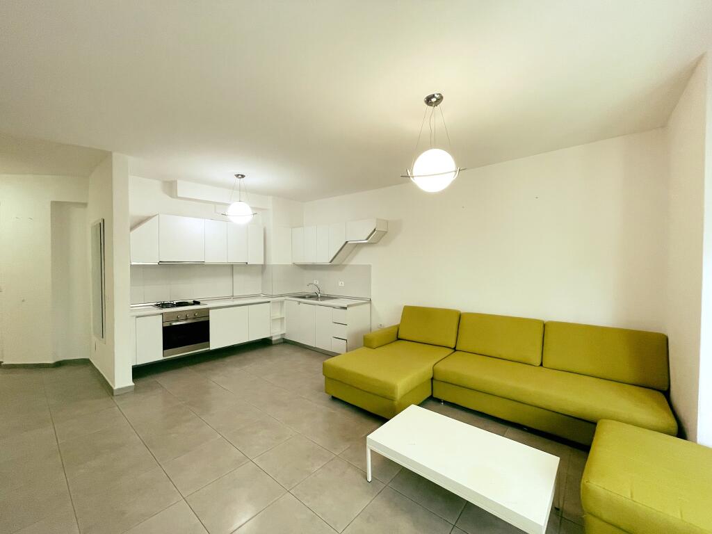 VENDESI appartamento 1+1+veranda presso la Residenza "Kodra e Diellit"