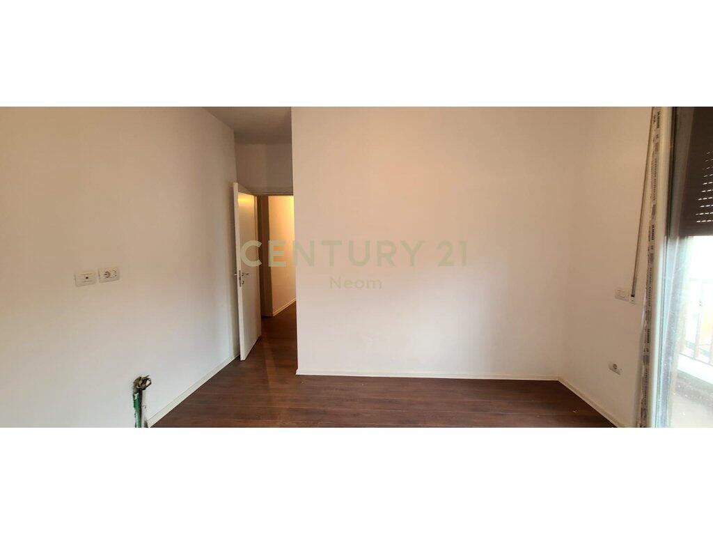 2+2 Office space near Pazari të Ri.