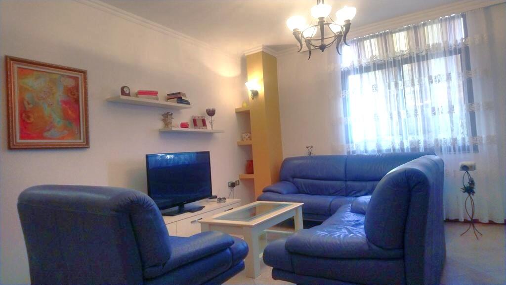 🏢Rruga Sulejman Pasha,prane Donika Center jepet me qera apartament ,2+1,i mobiluar. 75,000LEKE