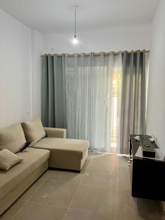 Jepet me Qera Apartament 1+1 prane Universitetit Marin Barleti ne Selite