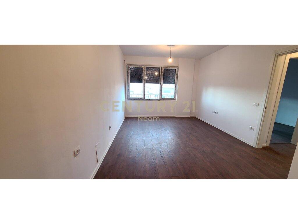 2+2 Office space near Pazari të Ri.