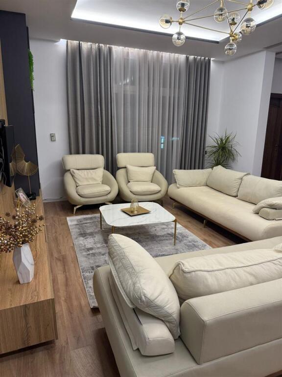 Jepet me qira apartament duplex te mbikalimi i Komunes se Parisit