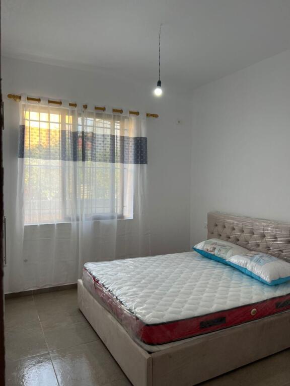 Jepet me Qera Apartament 1+1 prane Universitetit Marin Barleti ne Selite