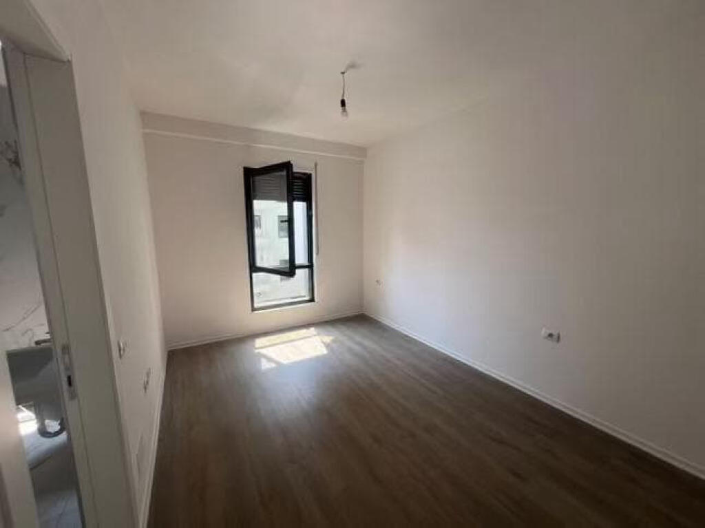 Ufficio in affitto 2+1 a Porcelan (ID BZ2530) Tirane.​