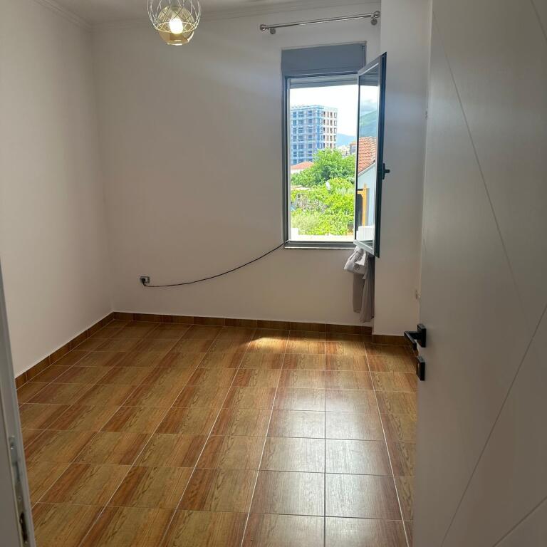 🏢A pochi minuti da Venue Clab, Via Selman Riza, affittasi appartamento 3+1+2+veranda 70.000 Leke
