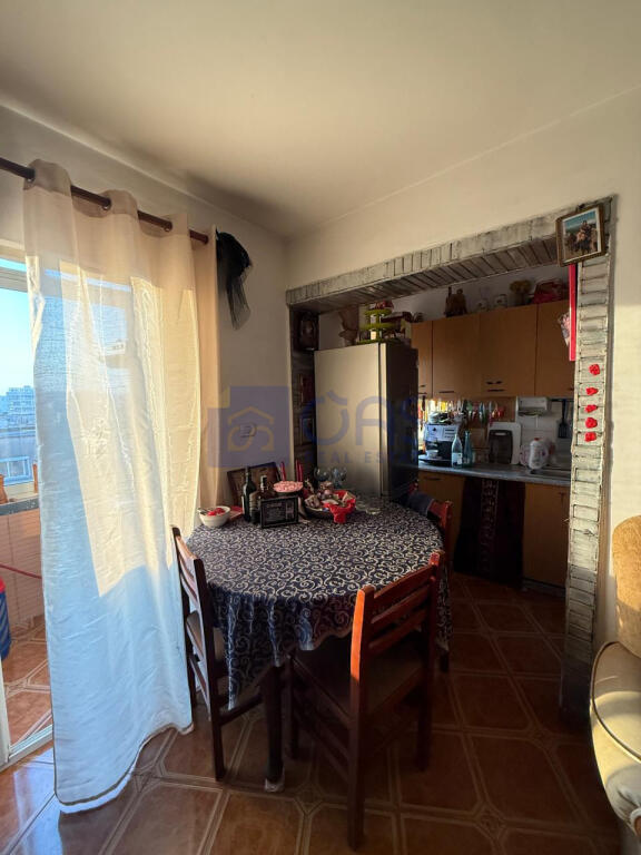 Jepet me qera apartament 2+1 pran Stacionit te Trenit.