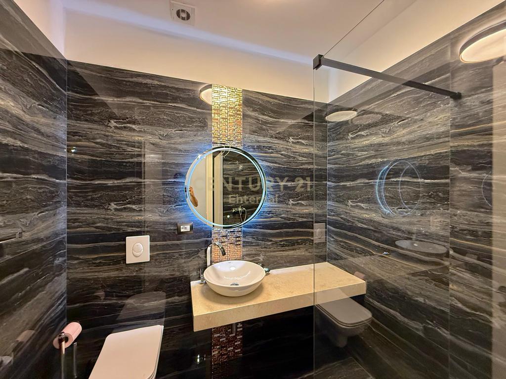 🏙️ Me Qira Apartament Luksoz 2+1 | Përballë Spitalit Amerikan 3 | Verandë me Pamje të Hapur