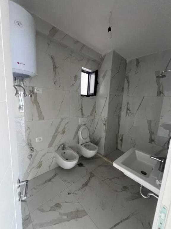 Ufficio in affitto 2+1 a Porcelan (ID BZ2530) Tirane.​