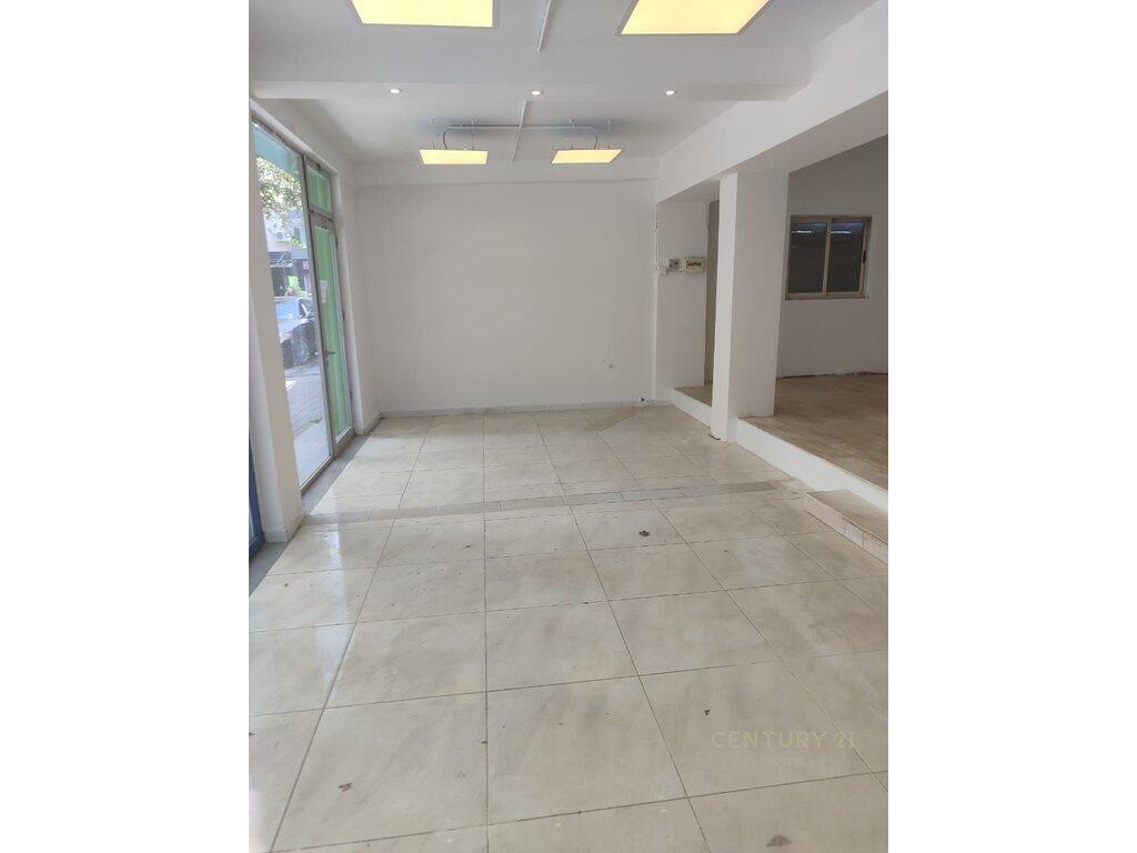 Jepet me qira ambient komercial në Rrugën 5 Maji!!