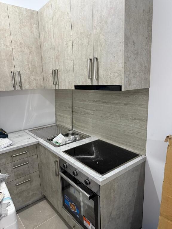 Jepet me Qera Apartament 1+1 prane Universitetit Marin Barleti ne Selite