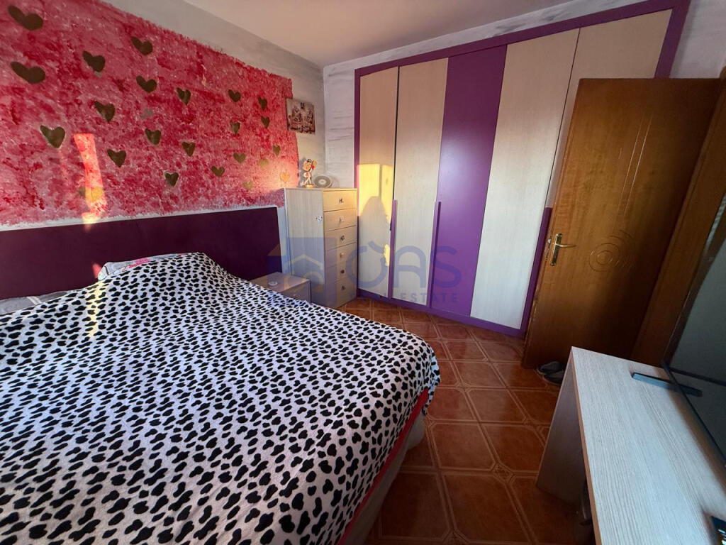 Jepet me qera apartament 2+1 pran Stacionit te Trenit.