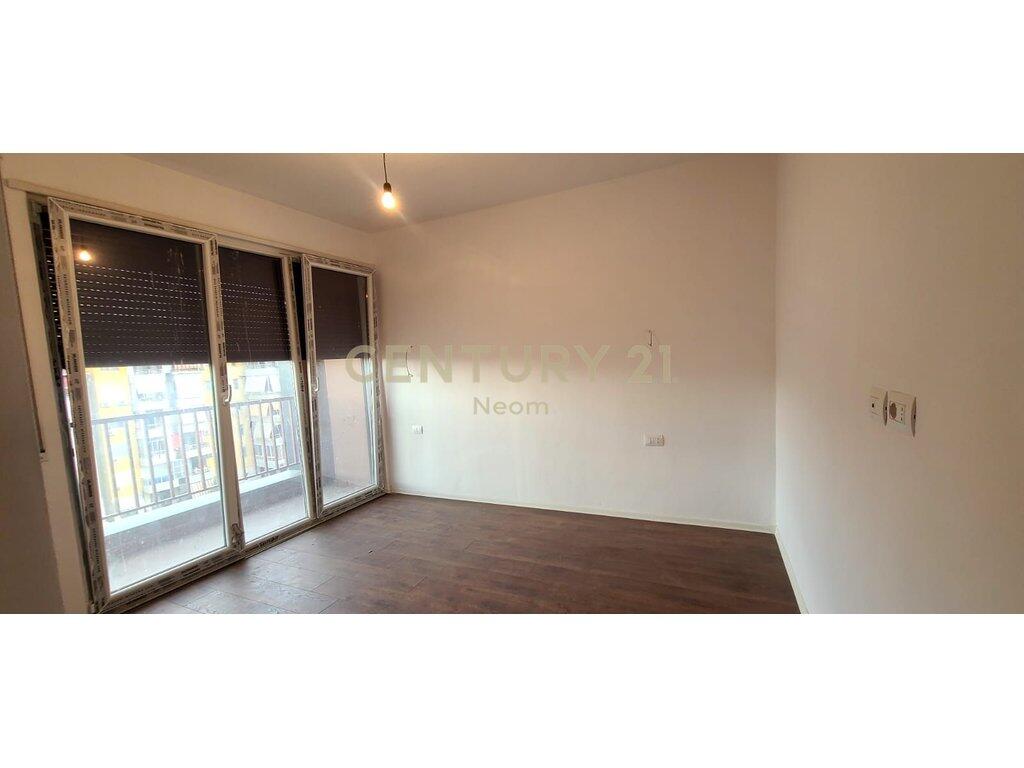 2+2 Office space near Pazari të Ri.