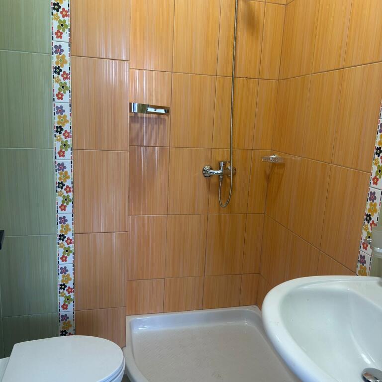 🏢A pochi minuti da Venue Clab, Via Selman Riza, affittasi appartamento 3+1+2+veranda 70.000 Leke