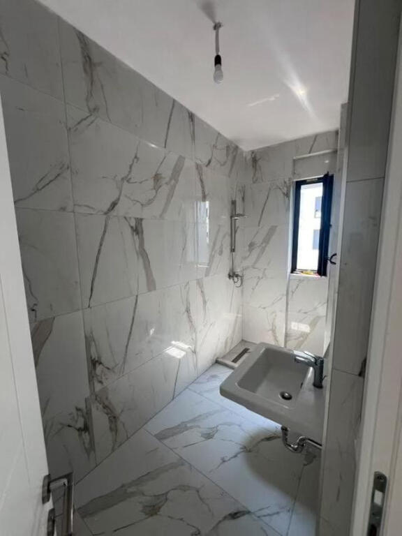 Ufficio in affitto 2+1 a Porcelan (ID BZ2530) Tirane.​