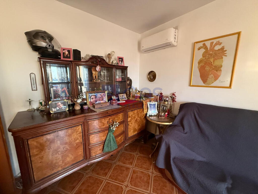 Jepet me qera apartament 2+1 pran Stacionit te Trenit.