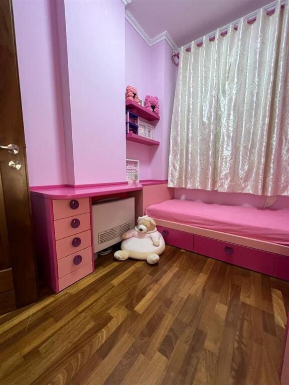 Jepet me qira apartament duplex te mbikalimi i Komunes se Parisit