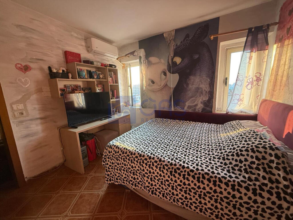 Jepet me qera apartament 2+1 pran Stacionit te Trenit.