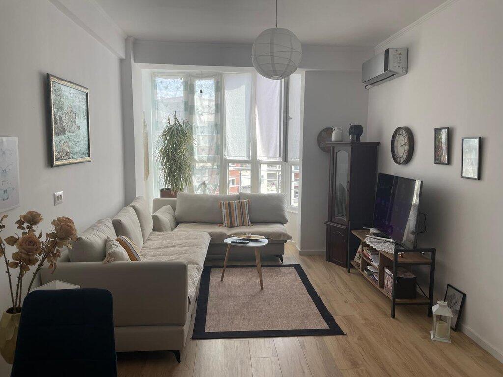 Jepet me qira apartament 1+1 në Astir, pranë Bar-Kafe Artisti