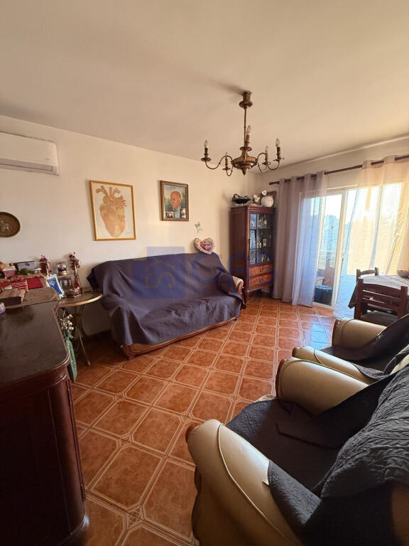 Jepet me qera apartament 2+1 pran Stacionit te Trenit.