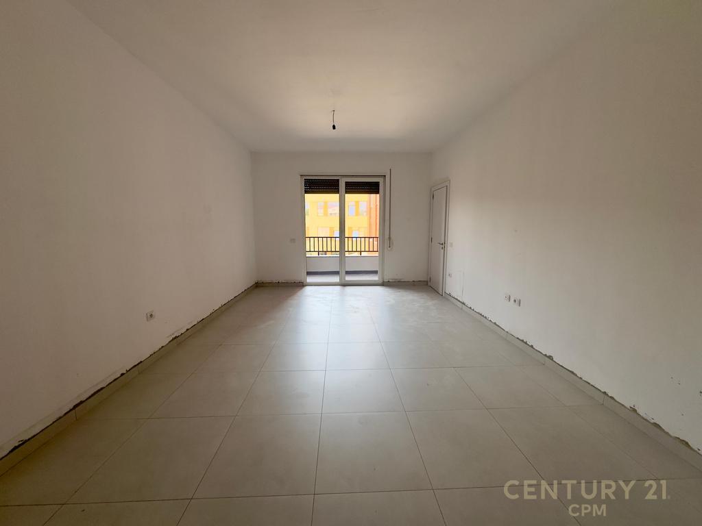 Shitet apartament 1+1 buze Unazes ne Paskuqan!