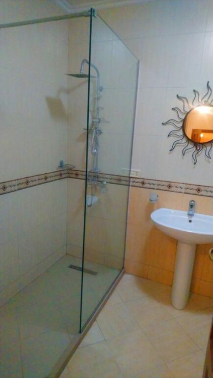 🏢Rruga Sulejman Pasha,prane Donika Center jepet me qera apartament ,2+1,i mobiluar. 75,000LEKE