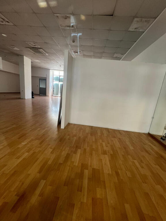 Zyre me Qera tek 5 Maji (ID BZ2672) Tirane