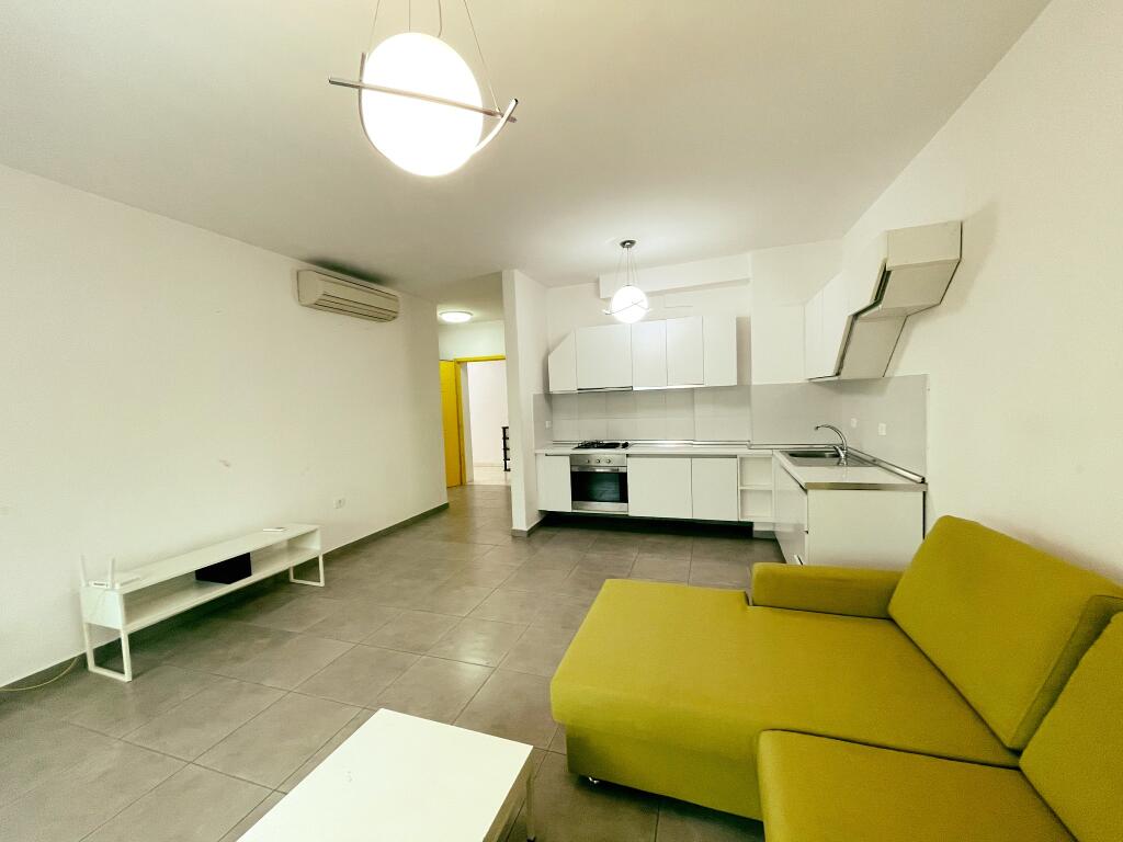 VENDESI appartamento 1+1+veranda presso la Residenza "Kodra e Diellit"