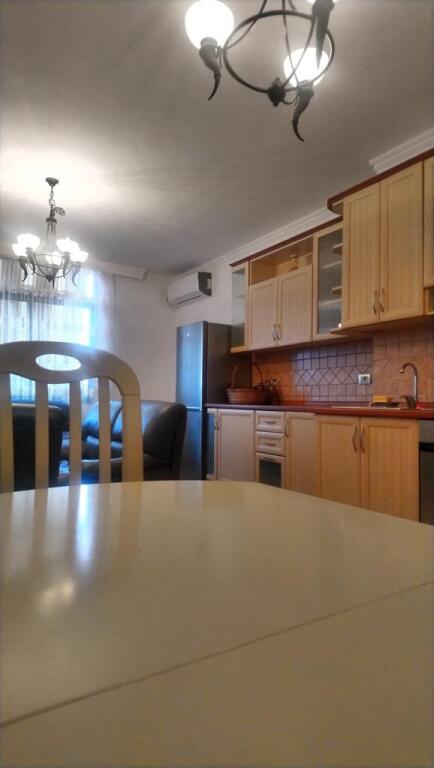 🏢Rruga Sulejman Pasha,prane Donika Center jepet me qera apartament ,2+1,i mobiluar. 75,000LEKE