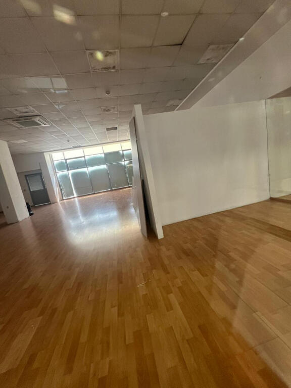 Zyre me Qera tek 5 Maji (ID BZ2672) Tirane