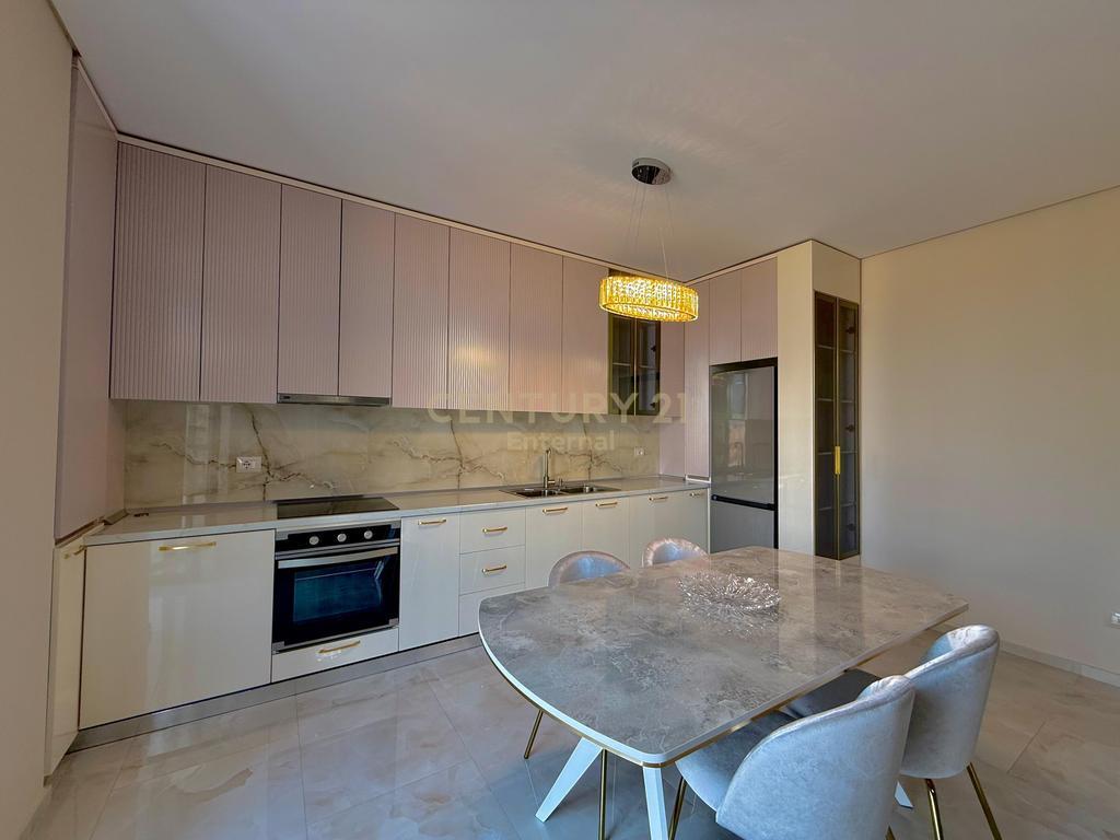🏙️ Me Qira Apartament Luksoz 2+1 | Përballë Spitalit Amerikan 3 | Verandë me Pamje të Hapur
